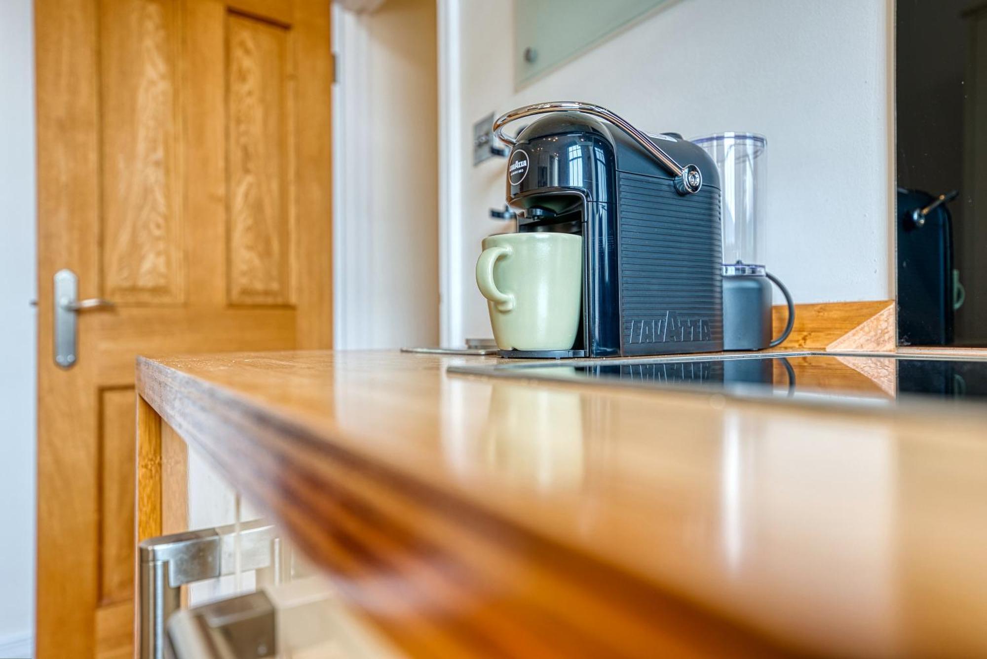 2 Bed Stunning Chic Modern Spacious Apt, Ocean Village, Southampton - Plenty Of Parking - By Blue Puffin Stays Eksteriør billede